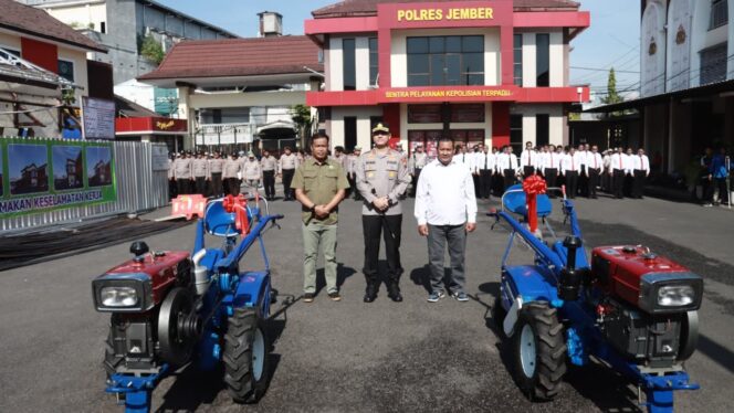 
					Dukung Ketahanan Pangan, Polres Jember Beri Bantuan 2 Unit Traktor ke Kelompok Tani