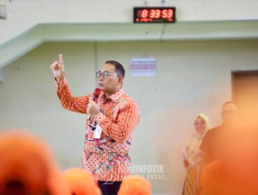 Wali Kota Jakarta Pusat, Arifin saat memberikan arahan ke PPSU Se-Tanah Abang. (Foto: Diskomtik Jakpus)