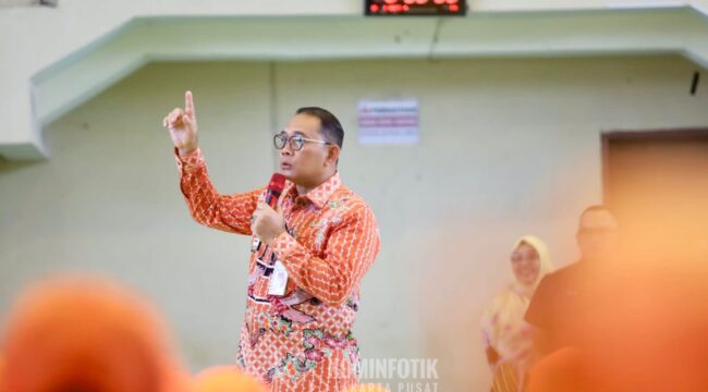 Wali Kota Jakarta Pusat, Arifin saat memberikan arahan ke PPSU Se-Tanah Abang. (Foto: Diskomtik Jakpus)