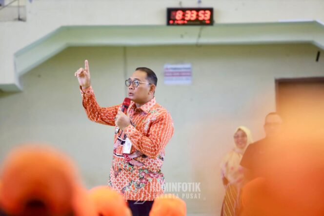 
					Wali Kota Jakarta Pusat, Arifin saat memberikan arahan ke PPSU Se-Tanah Abang. (Foto: Diskomtik Jakpus)