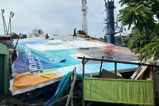 
					Puluhan Pohon Tumbang dan 2 Reklame Roboh Akibat Cuaca Ekstrem di Tangsel