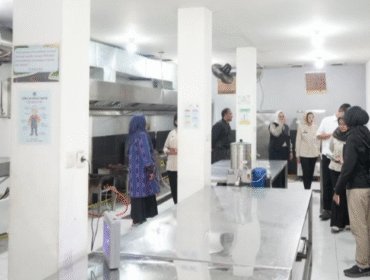 BGN saat sidak ke salah satu dapur SPPG di Cisarua, Bandung Barat (Foto: Humas BGN)