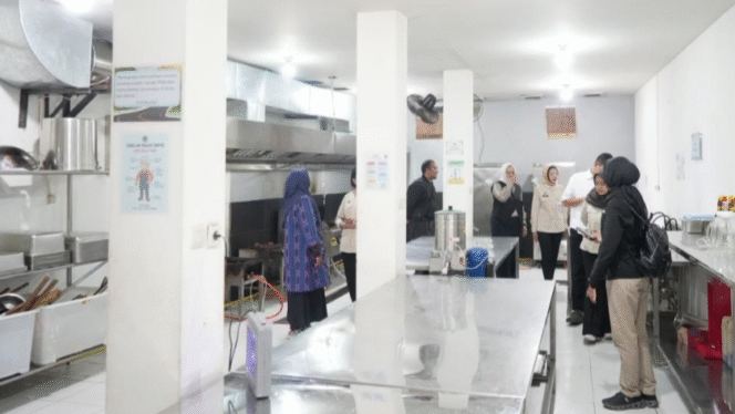 
					BGN saat sidak ke salah satu dapur SPPG di Cisarua, Bandung Barat (Foto: Humas BGN)