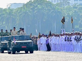 Presiden Prabowoi Subianto saat memeriksa barisan pengikut upacara HUT TNI ke 80. ( Puspen TNI )