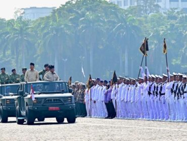 Presiden Prabowoi Subianto saat memeriksa barisan pengikut upacara HUT TNI ke 80. ( Puspen TNI )
