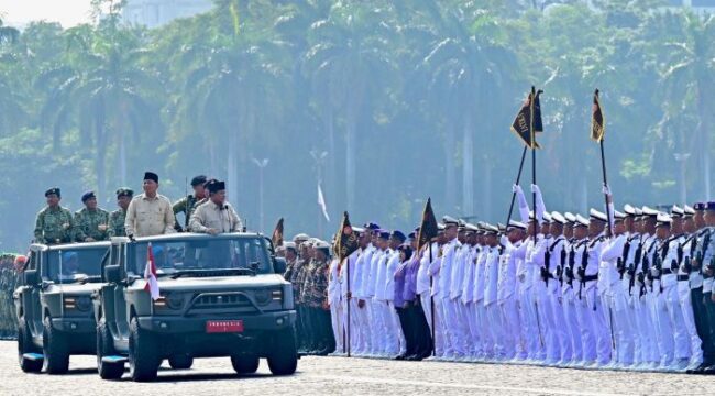 Presiden Prabowoi Subianto saat memeriksa barisan pengikut upacara HUT TNI ke 80. ( Puspen TNI )