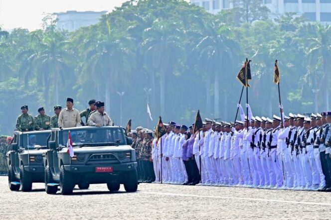 
					Presiden Prabowoi Subianto saat memeriksa barisan pengikut upacara HUT TNI ke 80. ( Puspen TNI )