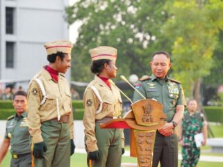 Panglima TNI Jenderal TNI Agus Subiyanto  saat bedialog dengan perwakilan Korps Kadet Republik Indonesia (KKRI) Wilayah Jayapura. (Foto : Puspen TNI)