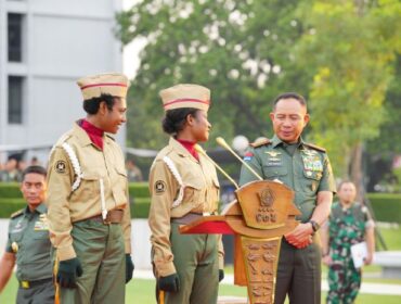 Panglima TNI Jenderal TNI Agus Subiyanto  saat bedialog dengan perwakilan Korps Kadet Republik Indonesia (KKRI) Wilayah Jayapura. (Foto : Puspen TNI)