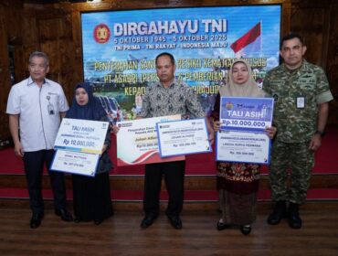  Inspektur Jenderal (Irjen) TNI Laksdya TNI Hersan didampingi Inspektur Jenderal Kementerian Pertahanan (Irjen Kemhan) Letjen TNI Rui F.G.P. Duarte saat berfoto bersama dengan penerima tali asih. (Foto: Puspen TNI)