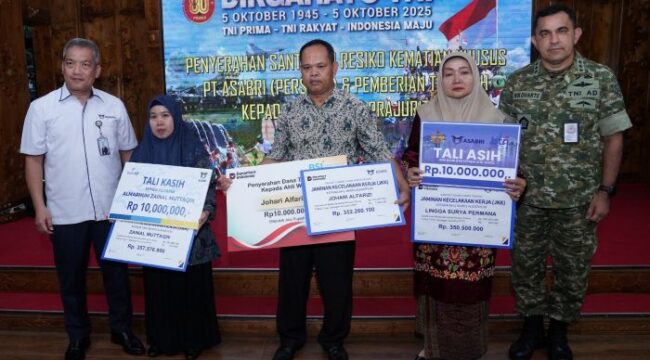  Inspektur Jenderal (Irjen) TNI Laksdya TNI Hersan didampingi Inspektur Jenderal Kementerian Pertahanan (Irjen Kemhan) Letjen TNI Rui F.G.P. Duarte saat berfoto bersama dengan penerima tali asih. (Foto: Puspen TNI)