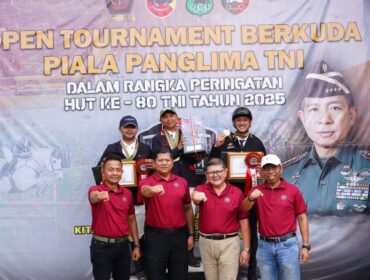 Inspektur Jenderal (Irjen) TNI Laksdya TNI Hersan, S.H., M.Si., M.Tr.Opsla mewakili Panglima TNI saatb menghadiri acara Open Tournament Berkuda Piala. Panglima TNI. (Foto : Puspen TNI )  