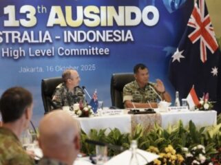 Wakil Panglima Tentara Nasional Indonesia (TNI) Jenderal TNI Tandyo Budi Revita bersama Panglima Australia  Laksamana David Johnston AC RAN. saat memimpin sidang ke-13 Australia - Indonesia (AUSINDO) High Level Committee (HLC),. (Foto: Puspen TIN)