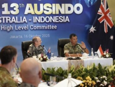 Wakil Panglima Tentara Nasional Indonesia (TNI) Jenderal TNI Tandyo Budi Revita bersama Panglima Australia  Laksamana David Johnston AC RAN. saat memimpin sidang ke-13 Australia - Indonesia (AUSINDO) High Level Committee (HLC),. (Foto: Puspen TIN)