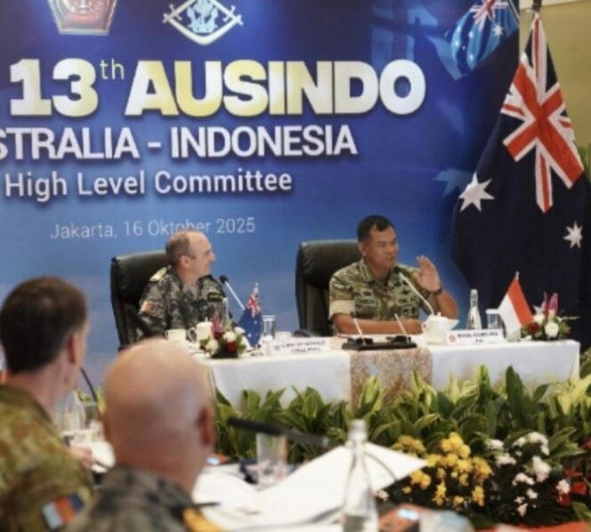 
					Wakil Panglima Tentara Nasional Indonesia (TNI) Jenderal TNI Tandyo Budi Revita bersama Panglima Australia  Laksamana David Johnston AC RAN. saat memimpin sidang ke-13 Australia - Indonesia (AUSINDO) High Level Committee (HLC),. (Foto: Puspen TIN)