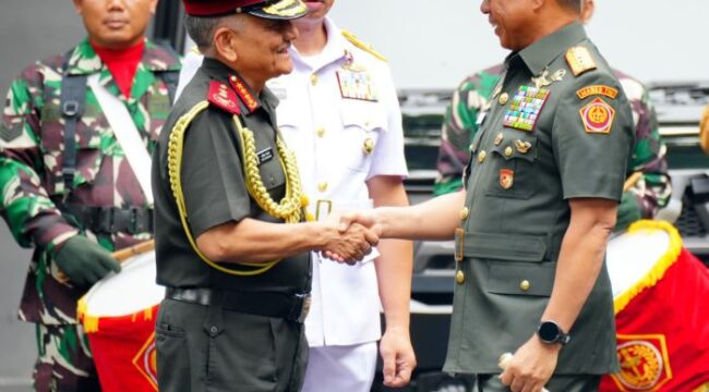 Panglima TNI Jenderal Agus Subiyanto saat menerim kunjungan kehormatan Chief of Defence Staff (CDS) Indian Armed Forces, General Anil Chauhan,. (Foto : Puspen TNI)