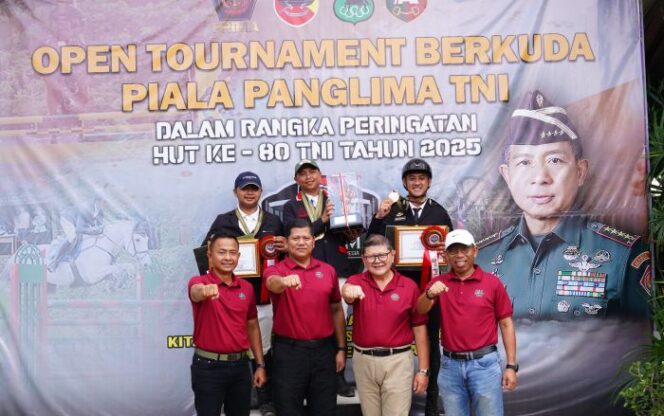 
					Inspektur Jenderal (Irjen) TNI Laksdya TNI Hersan, S.H., M.Si., M.Tr.Opsla mewakili Panglima TNI saatb menghadiri acara Open Tournament Berkuda Piala. Panglima TNI. (Foto : Puspen TNI )  
