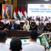 Panglima TNI Jenderal TNI Agus Subiyanto saat mendampingi Menteri Pertahanan RI Bapak Sjafrie Sjamsoeddin memberi pengarahan kepada 44 Kadet Universitas Pertahanan (Unhan) asal Palestina.. ( Foto : Puspen TNI)