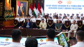 Panglima TNI Jenderal TNI Agus Subiyanto saat mendampingi Menteri Pertahanan RI Bapak Sjafrie Sjamsoeddin memberi pengarahan kepada 44 Kadet Universitas Pertahanan (Unhan) asal Palestina.. ( Foto : Puspen TNI)