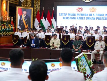 Panglima TNI Jenderal TNI Agus Subiyanto saat mendampingi Menteri Pertahanan RI Bapak Sjafrie Sjamsoeddin memberi pengarahan kepada 44 Kadet Universitas Pertahanan (Unhan) asal Palestina.. ( Foto : Puspen TNI)