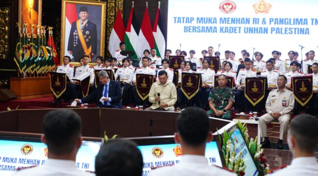 Panglima TNI Jenderal TNI Agus Subiyanto saat mendampingi Menteri Pertahanan RI Bapak Sjafrie Sjamsoeddin memberi pengarahan kepada 44 Kadet Universitas Pertahanan (Unhan) asal Palestina.. ( Foto : Puspen TNI)
