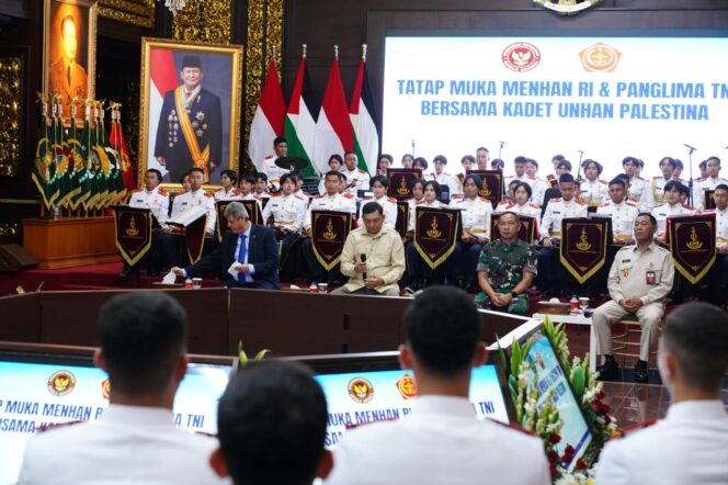 
					Panglima TNI Jenderal TNI Agus Subiyanto saat mendampingi Menteri Pertahanan RI Bapak Sjafrie Sjamsoeddin memberi pengarahan kepada 44 Kadet Universitas Pertahanan (Unhan) asal Palestina.. ( Foto : Puspen TNI)