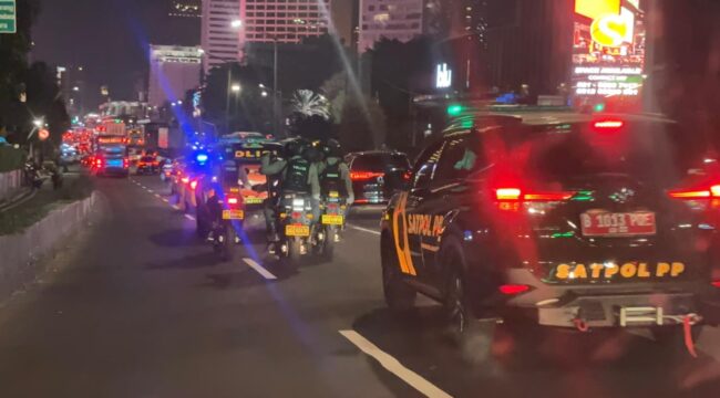 Personil Polda Metro Jaya Bersama Tim Gabungan saat melkukan patroli malam. (Foto: Humas PMJ(