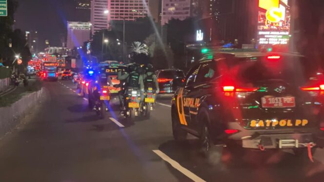 
					Personil Polda Metro Jaya Bersama Tim Gabungan saat melkukan patroli malam. (Foto: Humas PMJ(