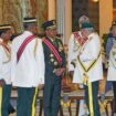 Panglima TNI  Jenderal TNI Agus Subiyanto  saat beramah tamah dengan Yang di-Pertuan Agong Malaysia, Sultan Ibrahim,  usai menerima penghargaan . (Foto ; Puspen TNI)