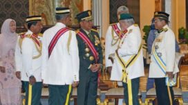 Panglima TNI  Jenderal TNI Agus Subiyanto  saat beramah tamah dengan Yang di-Pertuan Agong Malaysia, Sultan Ibrahim,  usai menerima penghargaan . (Foto ; Puspen TNI)