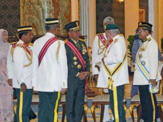 Panglima TNI  Jenderal TNI Agus Subiyanto  saat beramah tamah dengan Yang di-Pertuan Agong Malaysia, Sultan Ibrahim,  usai menerima penghargaan . (Foto ; Puspen TNI)