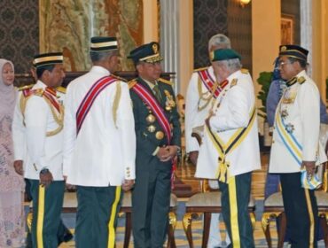Panglima TNI  Jenderal TNI Agus Subiyanto  saat beramah tamah dengan Yang di-Pertuan Agong Malaysia, Sultan Ibrahim,  usai menerima penghargaan . (Foto ; Puspen TNI)