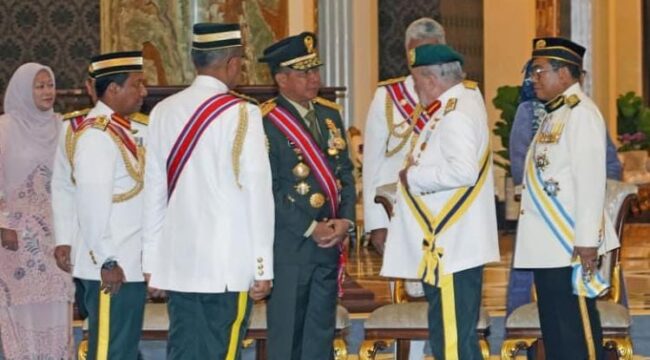 Panglima TNI  Jenderal TNI Agus Subiyanto  saat beramah tamah dengan Yang di-Pertuan Agong Malaysia, Sultan Ibrahim,  usai menerima penghargaan . (Foto ; Puspen TNI)