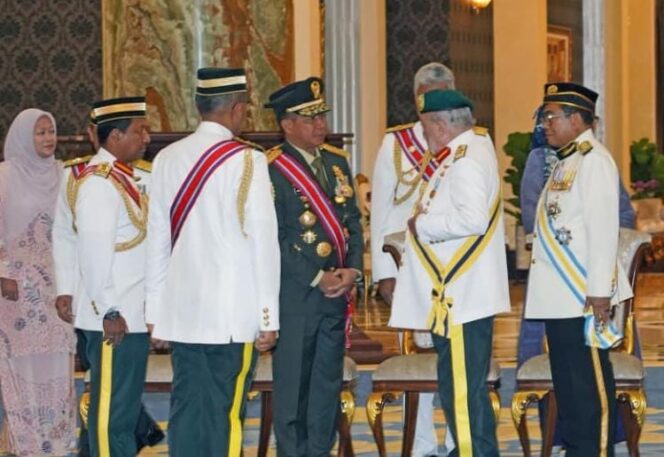 
					Panglima TNI  Jenderal TNI Agus Subiyanto  saat beramah tamah dengan Yang di-Pertuan Agong Malaysia, Sultan Ibrahim,  usai menerima penghargaan . (Foto ; Puspen TNI)