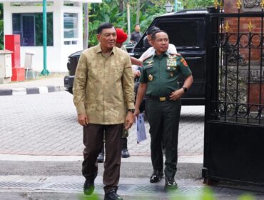 Panglima TNI Jenderal TNI Agus Subiyanto bersama Mneteri Pertahanan Sjafrie Sjamsoeddin saat memasuki Istana Negara untuk menghadiri Rapat Parpurna yang dipimpin Presiden Prabowo. (Foto::BPMI Setpres)
