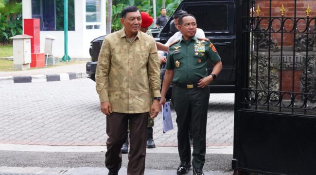 Panglima TNI Jenderal TNI Agus Subiyanto bersama Mneteri Pertahanan Sjafrie Sjamsoeddin saat memasuki Istana Negara untuk menghadiri Rapat Parpurna yang dipimpin Presiden Prabowo. (Foto::BPMI Setpres)
