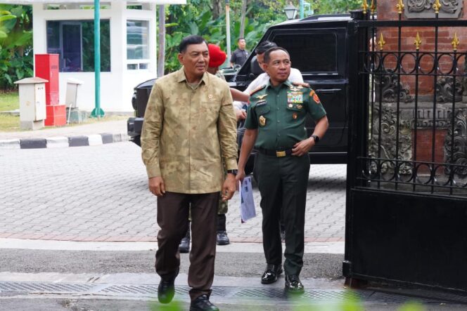 
					Panglima TNI Jenderal TNI Agus Subiyanto bersama Mneteri Pertahanan Sjafrie Sjamsoeddin saat memasuki Istana Negara untuk menghadiri Rapat Parpurna yang dipimpin Presiden Prabowo. (Foto::BPMI Setpres)
