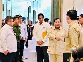 Panglima TNI Jenderal TNI Agus Subiyanto saat mendampingi  Presiden Prabowo Subianto di Kejaksaan Agung Jakarta. (Foto : Puspen TNI)