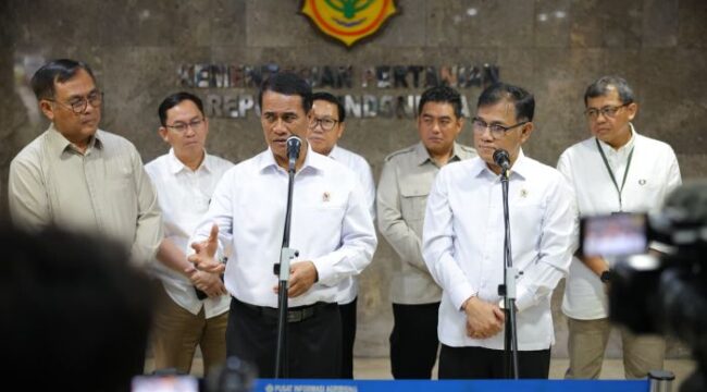 Menteri Pertanian (Mentan) sekaligus Kepala Badan Pangan Nasional (Bapanas), Andi Amran Sulaiman bersama Kepala BP Taskin Budiman Sudjatmiko  saat memberika keterangan pers usai melakukan penandatanganan MoU Pengen6ttasan kemiskinan lewat Sektor Pertanian. (Foto: Humas Kementan).