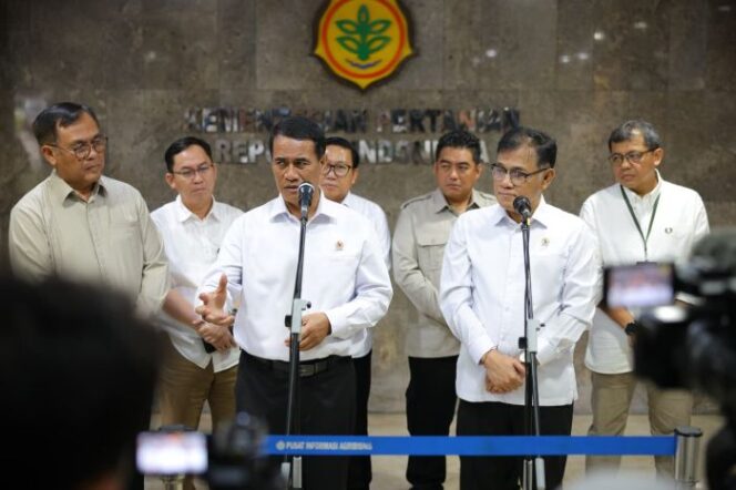 
					Menteri Pertanian (Mentan) sekaligus Kepala Badan Pangan Nasional (Bapanas), Andi Amran Sulaiman bersama Kepala BP Taskin Budiman Sudjatmiko  saat memberika keterangan pers usai melakukan penandatanganan MoU Pengen6ttasan kemiskinan lewat Sektor Pertanian. (Foto: Humas Kementan).