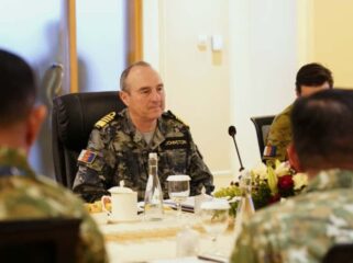 Panglima Angkatan Bersenjata Australia (Chief of Defence Force/ CDF), Laksamana David Johnston, AC RAN. saat mengadakan pertemuan dengan Panglima TNI Jenderal TNI Agus Subiyanto dan jajarrannya. (Foto : Puspen TNI)