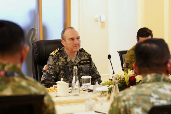 
					Panglima Angkatan Bersenjata Australia (Chief of Defence Force/ CDF), Laksamana David Johnston, AC RAN. saat mengadakan pertemuan dengan Panglima TNI Jenderal TNI Agus Subiyanto dan jajarrannya. (Foto : Puspen TNI)