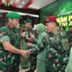 Kepala Staf Angkatan Darat (Kasad) Jenderal TNI Maruli Simanjuntak, M.Sc. saat menyalami salah seorang perwira tinggi usai menerima kenaikan pangklat. (Foto : Dispenad)
