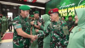 Kepala Staf Angkatan Darat (Kasad) Jenderal TNI Maruli Simanjuntak, M.Sc. saat menyalami salah seorang perwira tinggi usai menerima kenaikan pangklat. (Foto : Dispenad)