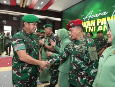 Kepala Staf Angkatan Darat (Kasad) Jenderal TNI Maruli Simanjuntak, M.Sc. saat menyalami salah seorang perwira tinggi usai menerima kenaikan pangklat. (Foto : Dispenad)