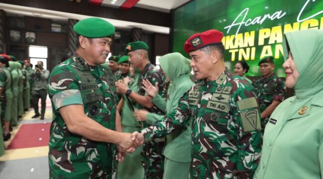 Kepala Staf Angkatan Darat (Kasad) Jenderal TNI Maruli Simanjuntak, M.Sc. saat menyalami salah seorang perwira tinggi usai menerima kenaikan pangklat. (Foto : Dispenad)