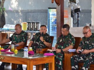Kepala Staf Korps Marinir (Kas Kormar) Mayjen TNI (Mar) Muhammad Nadir, M.Tr.Opsla., saat memimpin kegiatan rutin temu pagi dengan seluruh Pejabat Utama (PJU) Korps Marinir TNI AL. (Foto : Dispen Kormar)