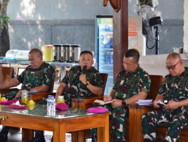 Kepala Staf Korps Marinir (Kas Kormar) Mayjen TNI (Mar) Muhammad Nadir, M.Tr.Opsla., saat memimpin kegiatan rutin temu pagi dengan seluruh Pejabat Utama (PJU) Korps Marinir TNI AL. (Foto : Dispen Kormar)