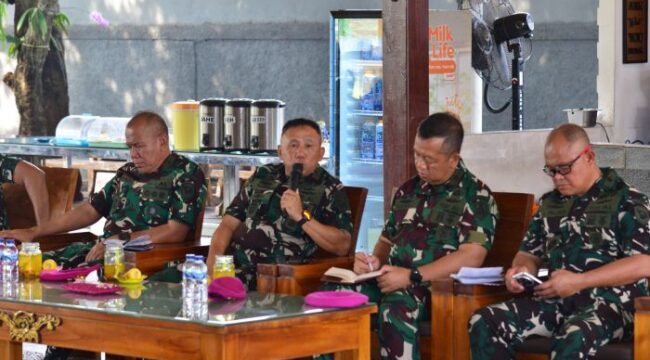 Kepala Staf Korps Marinir (Kas Kormar) Mayjen TNI (Mar) Muhammad Nadir, M.Tr.Opsla., saat memimpin kegiatan rutin temu pagi dengan seluruh Pejabat Utama (PJU) Korps Marinir TNI AL. (Foto : Dispen Kormar)
