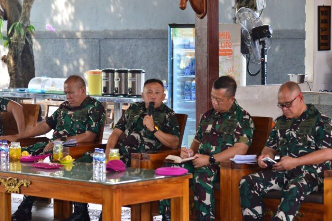 
					Kepala Staf Korps Marinir (Kas Kormar) Mayjen TNI (Mar) Muhammad Nadir, M.Tr.Opsla., saat memimpin kegiatan rutin temu pagi dengan seluruh Pejabat Utama (PJU) Korps Marinir TNI AL. (Foto : Dispen Kormar)